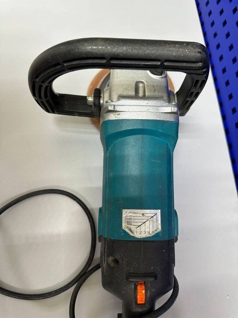 Дешево Makita 9227CB з ломбарду