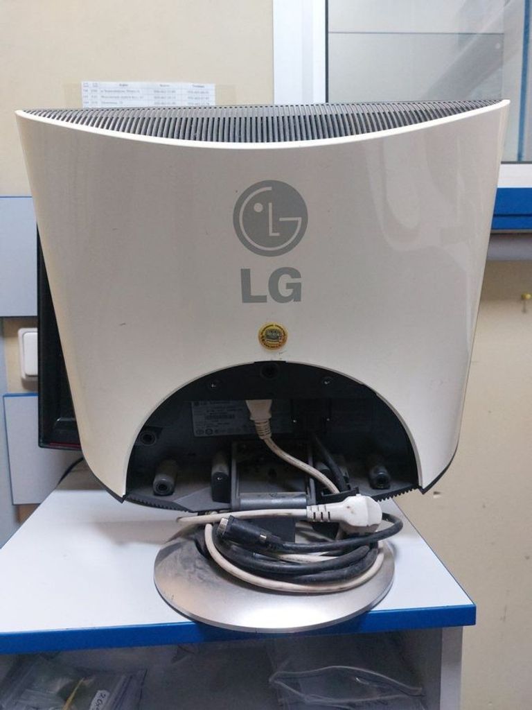 Дешиво Lg l1740p с ломбарда