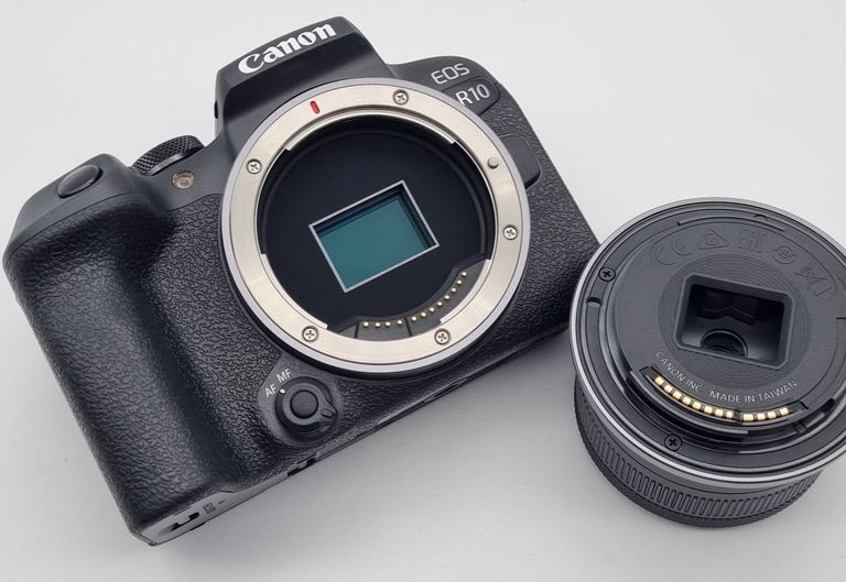 Canon EOS R10 kit (RF-S 15-45mm) IS STM + Mount Adapter EF-EOS R (5331C033) Код:01-200887000. Изображение 6