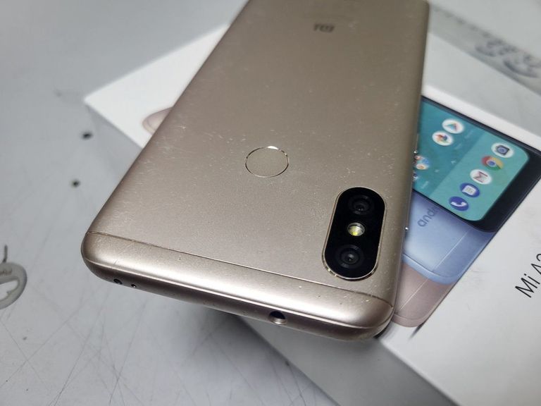 Купити Xiaomi mi a2 lite 4/64gb Б/У