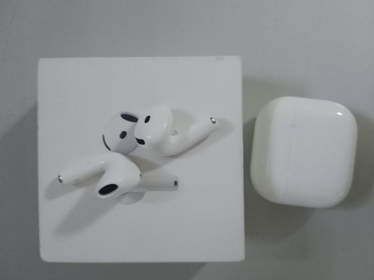 Купити Apple airpods 4 Б/У