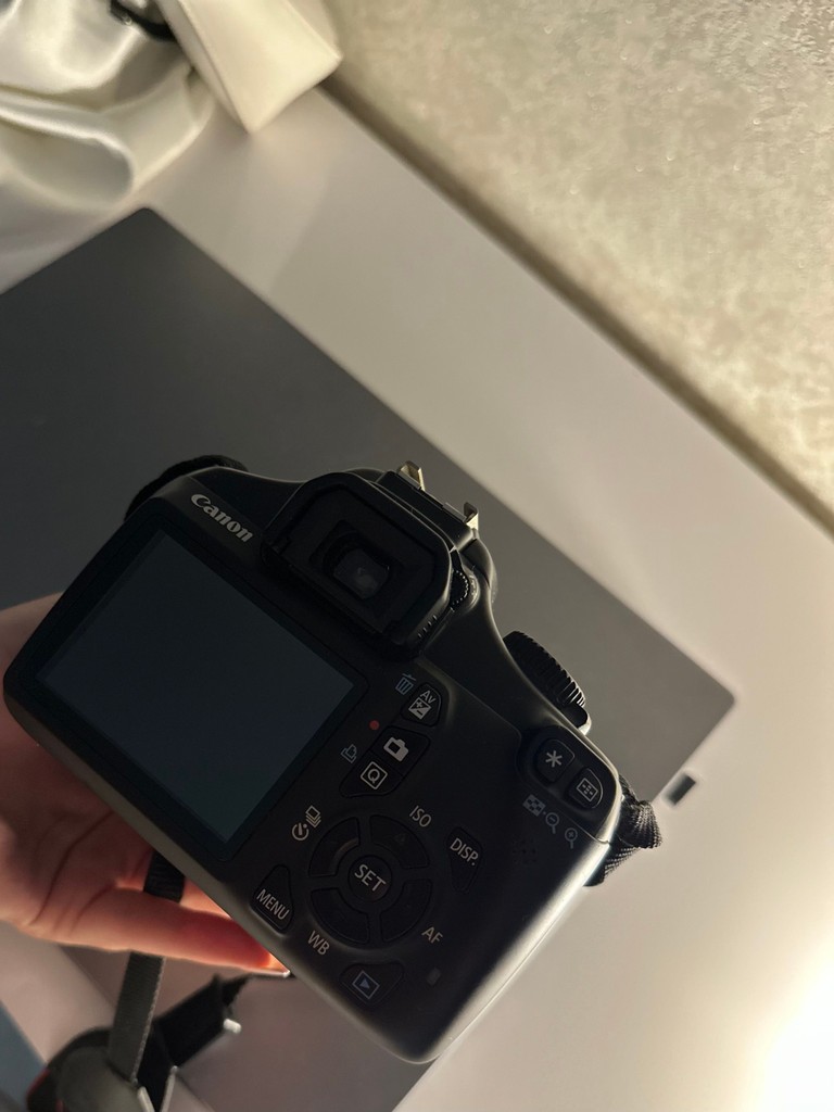 Дешиво Canon eos 1100d canon ef-m 18-55mm f/3.5-5.6 is stm zoom с ломбарда