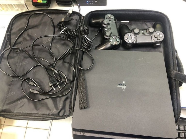 Купити Sony playstation 4 slim 500gb / 2 геймпади Б/У