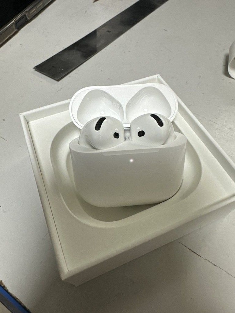 Купити Apple airpods 4 Б/У
