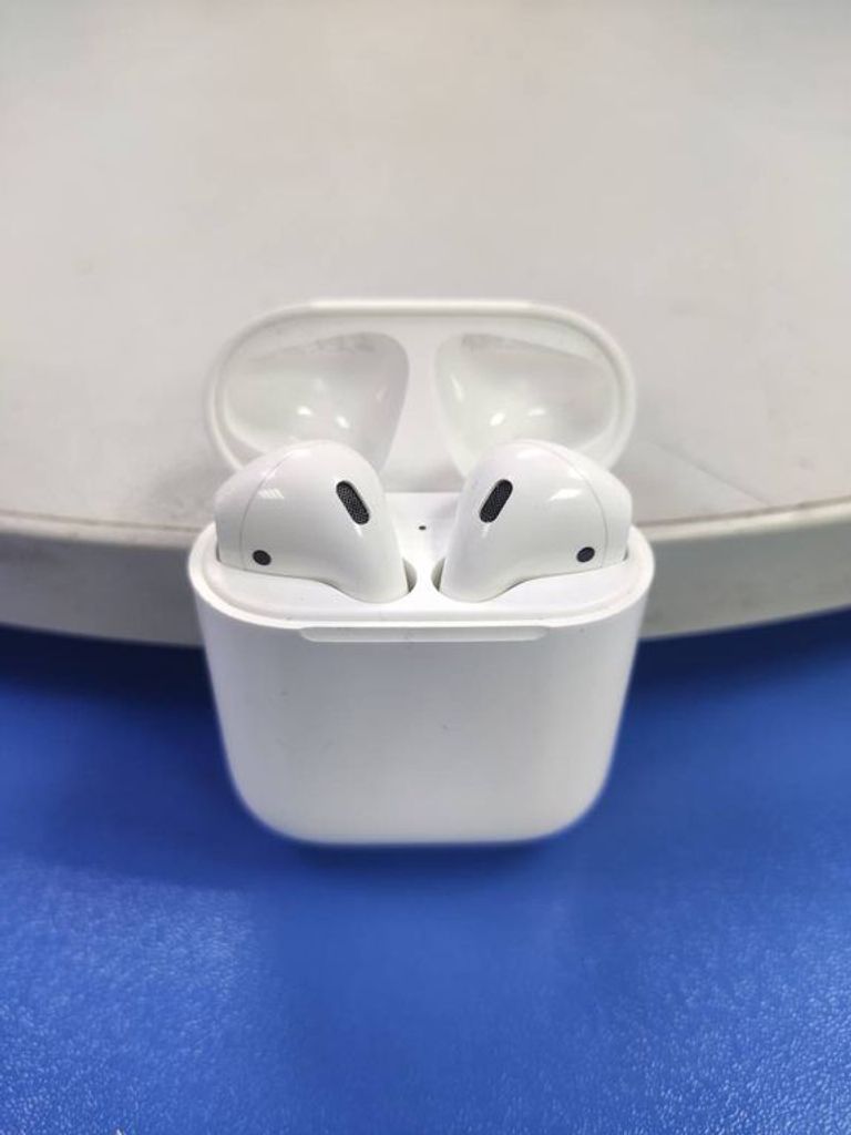 Apple airpods 2nd generation with charging case