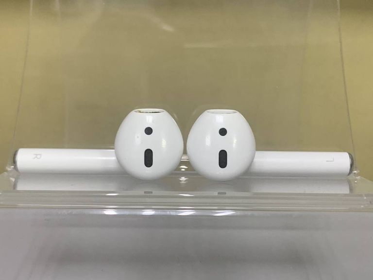 Apple airpods 2nd generation with charging case