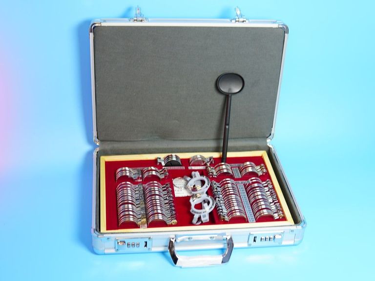 Купити Набори офтальмологічних пробних окулярних оптичних лінз 104 предметів. Металева оправа, алюмінієвий футляр з оправою для оптомет Б/У