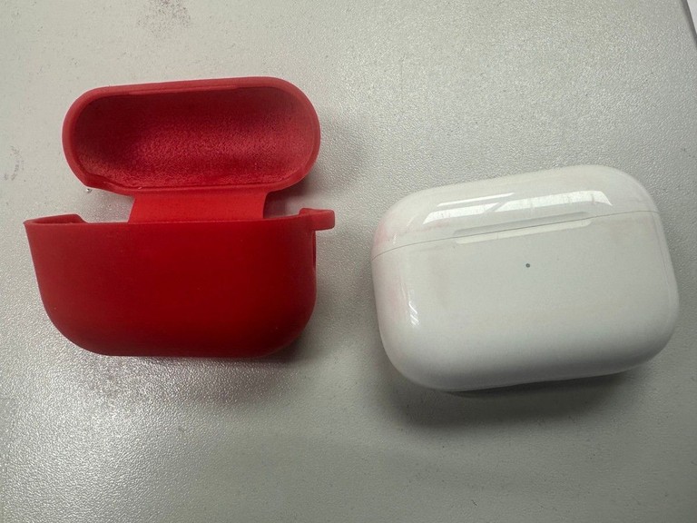 Купити Apple airpods pro 2nd generation with magsafe charging case usb-c Б/У