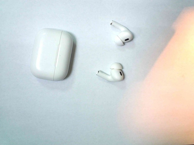 Купити Apple airpods pro 2nd generation with magsafe charging case usb-c Б/У