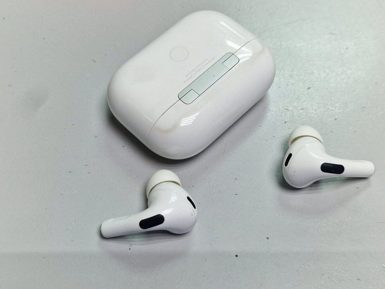 Купити Apple airpods pro 2nd generation with magsafe charging case usb-c Б/У