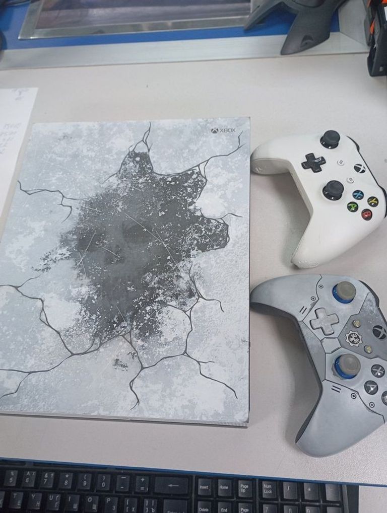 Купити Microsoft Xbox One X 1TB White Б/У