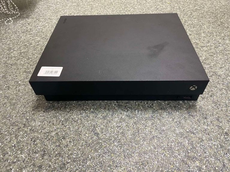 Купити Microsoft Xbox One X 1TB White Б/У