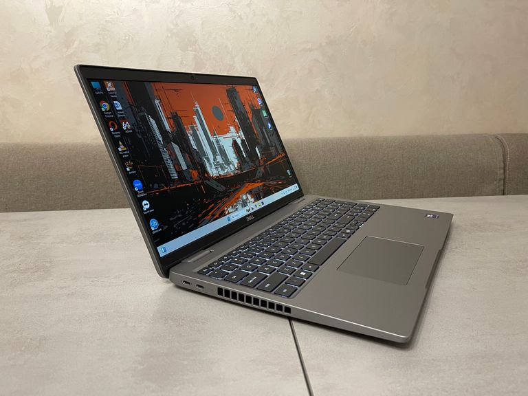 Дешиво Dell Latitude 5550, 15,6" с ломбарда