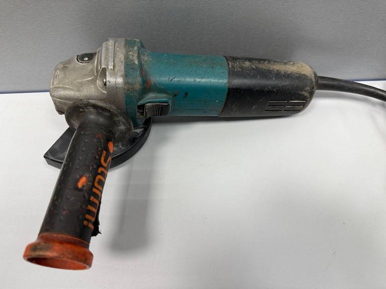 Купить Makita 9558HN Б/У