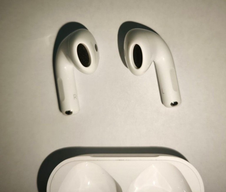 Apple airpods 4 with active noise cancellation Код:01-200975619. Изображение 8