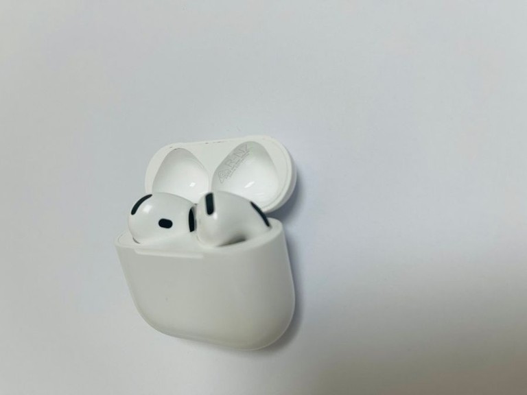 Дешево Apple airpods 4 with active noise cancellation з ломбарду