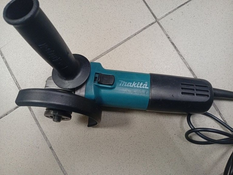 Купити Makita 9558HN Б/У