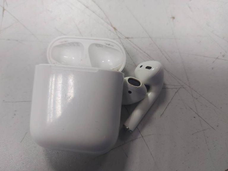 Apple airpods 2nd generation with charging case