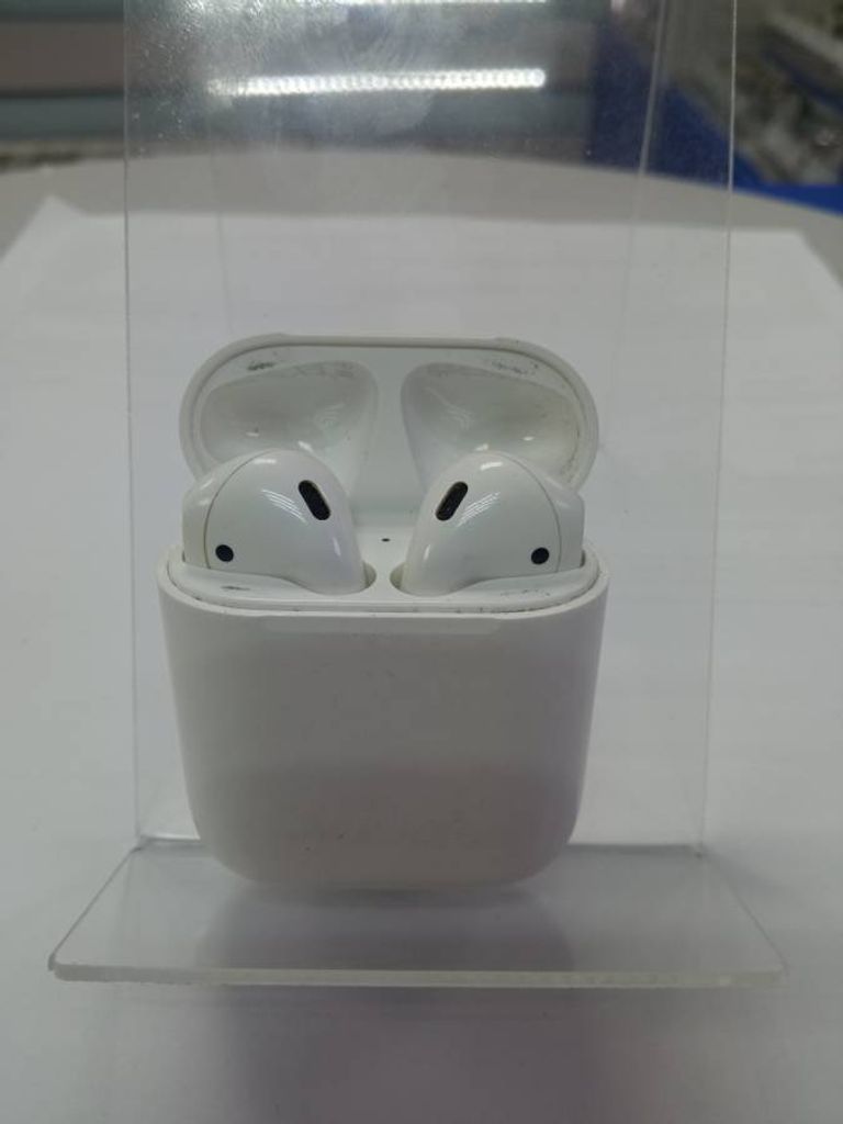 Apple airpods 2nd generation with charging case