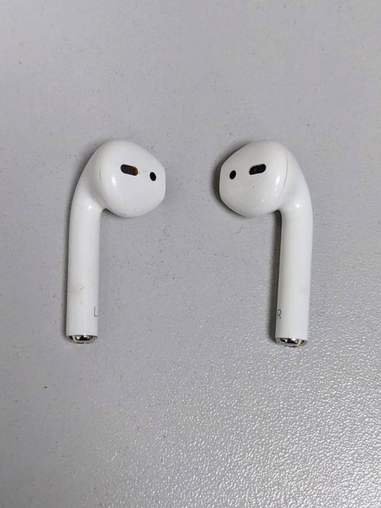 Apple airpods 2nd generation with charging case