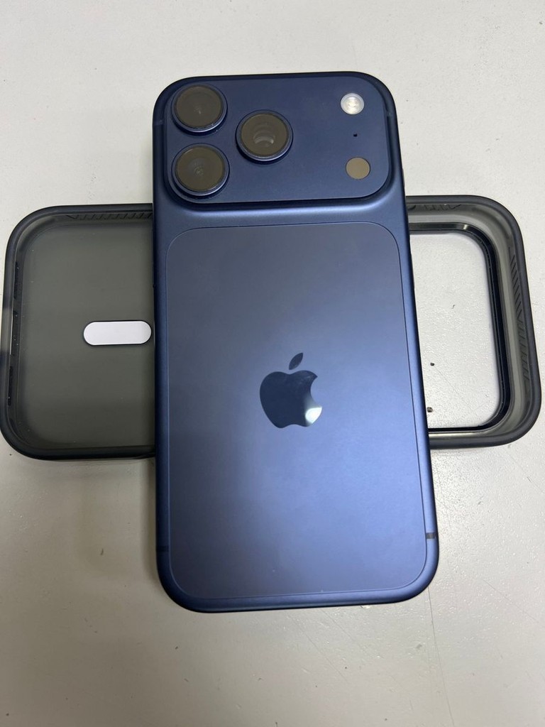 Купити Apple iPhone 17 Pro 256GB Deep Blue (MG8J4) Б/У