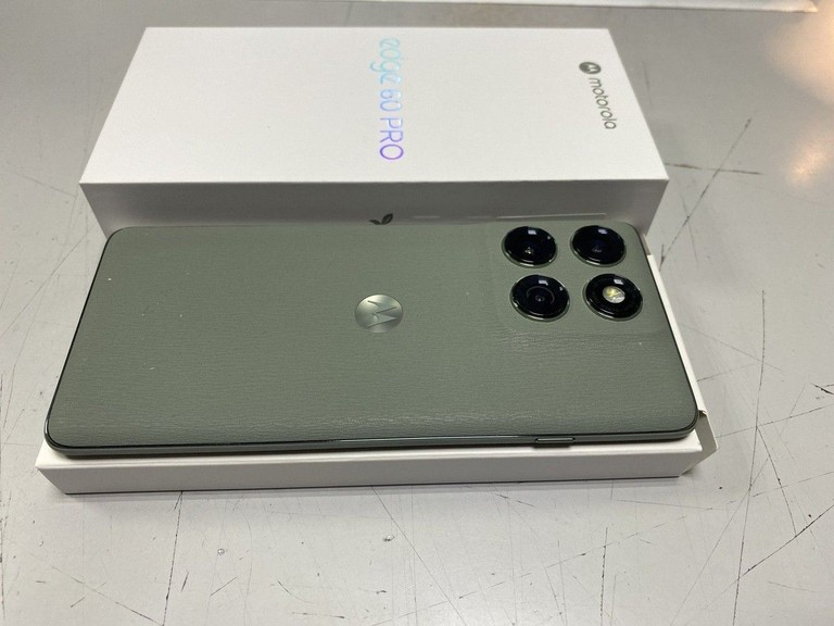 Дешиво Motorola Moto Edge 60 Pro 12/512GB Sparkling Grape (PB7X0011) с ломбарда
