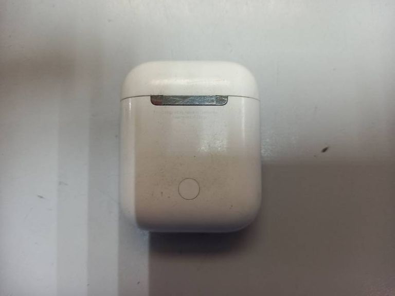 Apple airpods 2nd generation with charging case