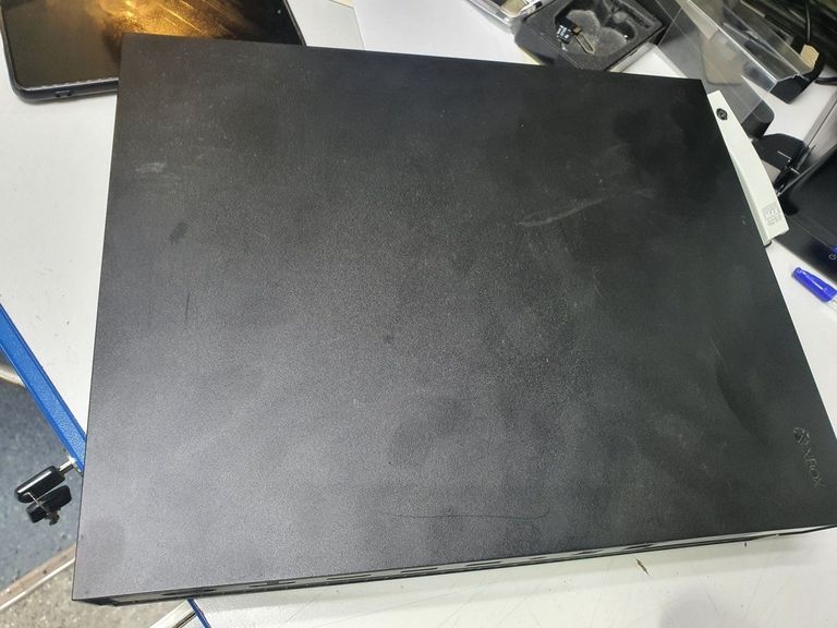 Купити Microsoft Xbox One X 1TB White Б/У