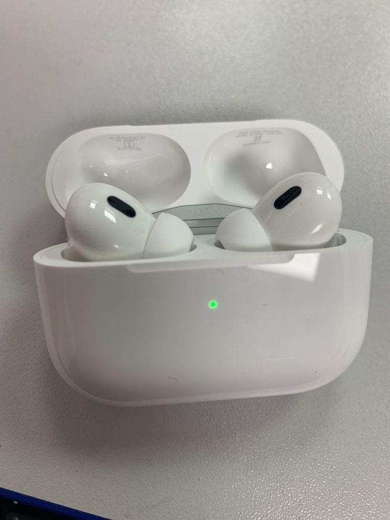 Купити Apple airpods pro 2nd generation with magsafe charging case usb-c Б/У