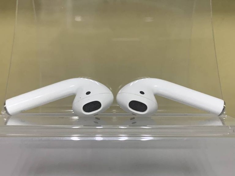 Apple airpods 2nd generation with charging case