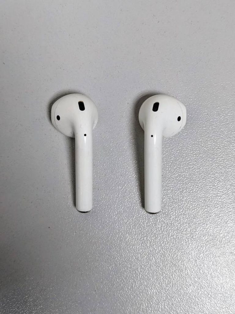 Apple airpods 2nd generation with charging case