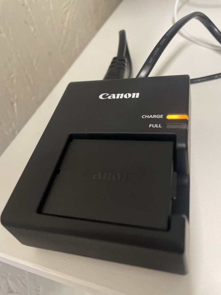 Дешево Canon eos 2000d / ef-s 18-55mm f/3.5-5.6 is ii з ломбарду