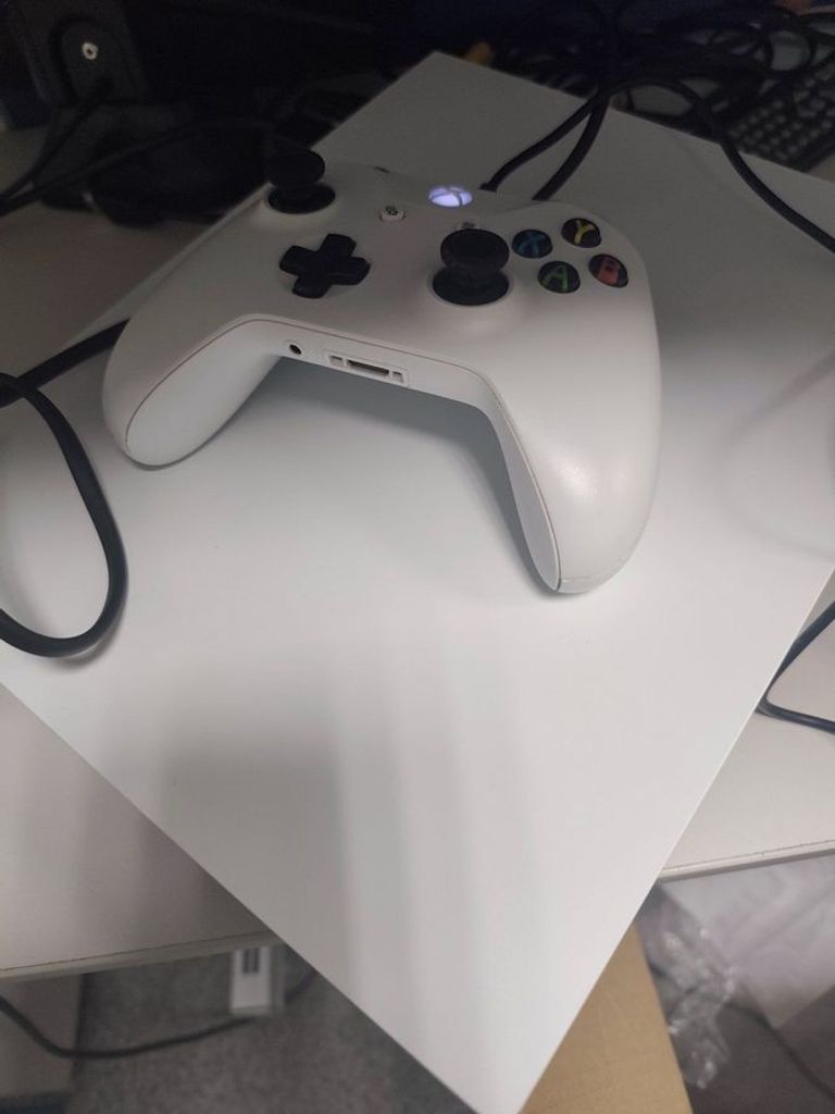 Объявление Microsoft Xbox One X 1TB Б/У