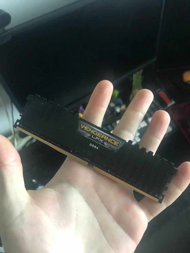 Купить Corsair 32 GB (2x16GB) DDR4 3600 MHz Vengeance LPX (CMK32GX4M2D3600C18) Б/У