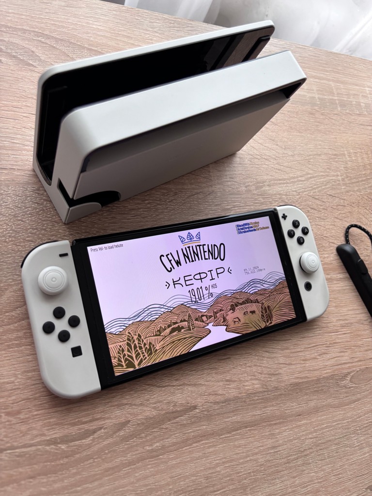 Купити Nintendo Switch OLED with White Joy-Con (045496453435) Б/У