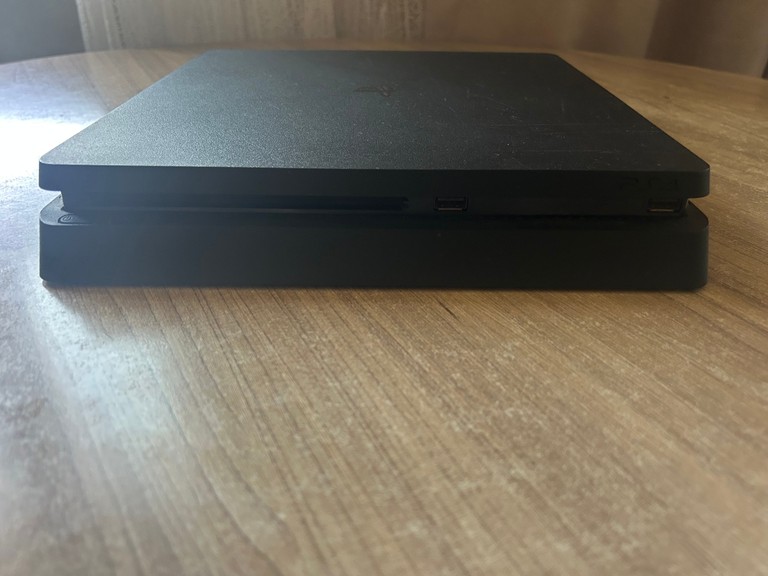 Оголошення PlayStation 4 slim Б/У