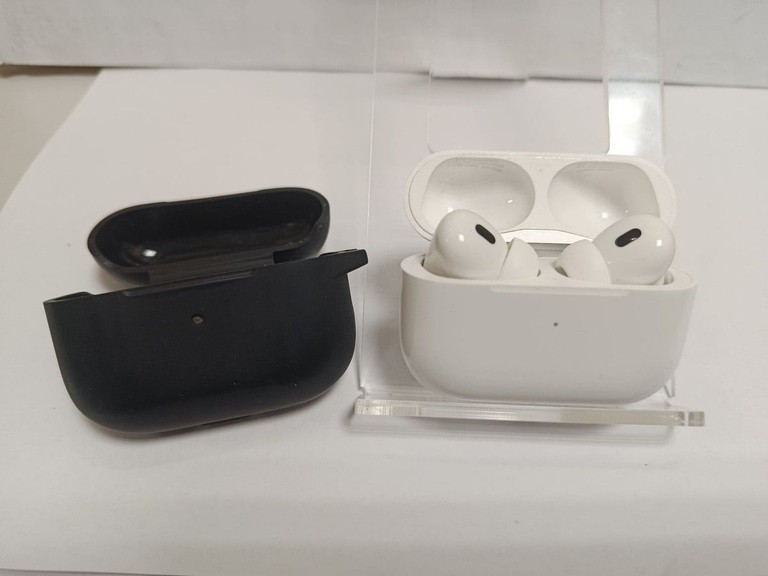 Купити Apple airpods pro 2nd generation with magsafe charging case usb-c Б/У