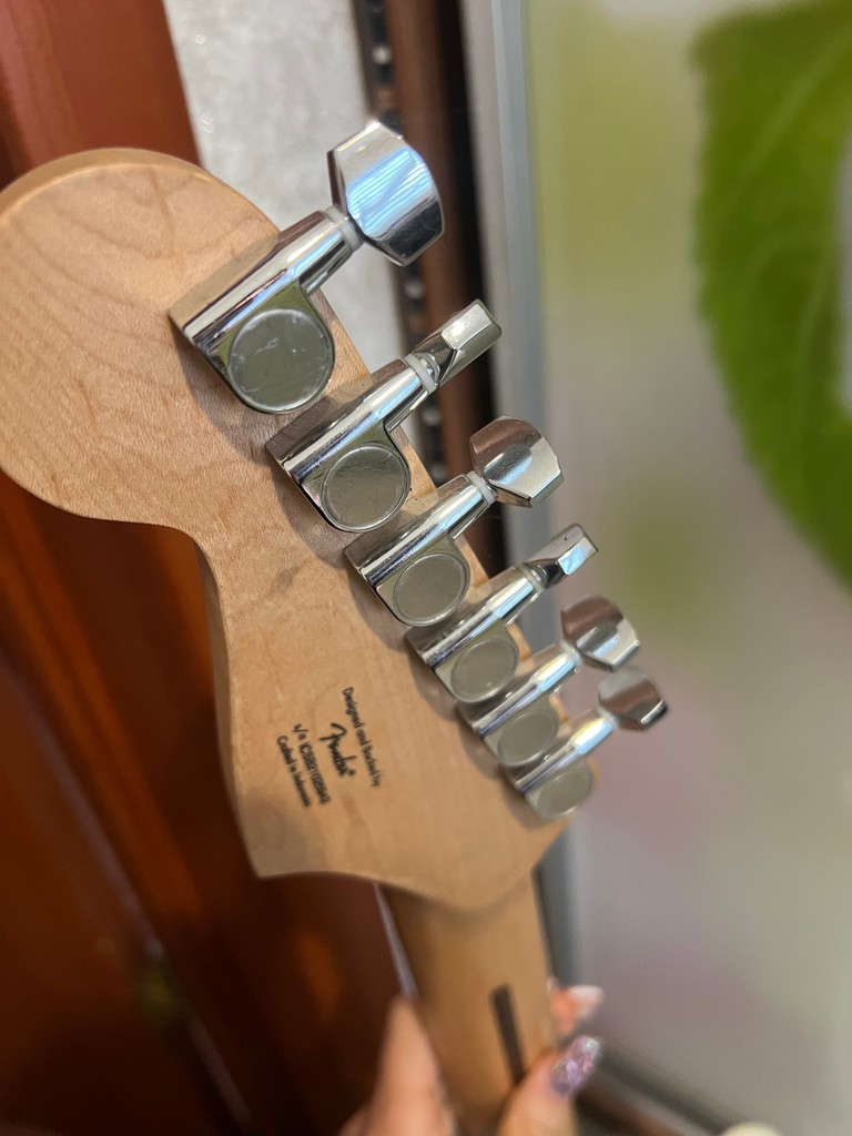 Дешиво Squier by Fender Stratocaster  с ломбарда