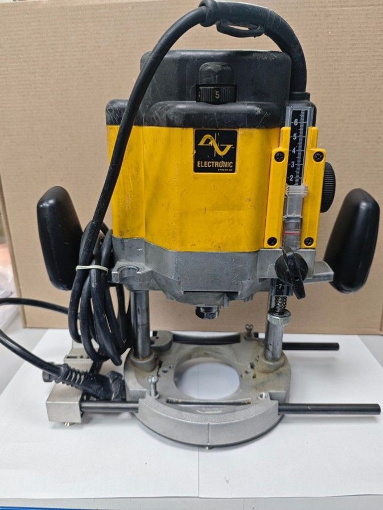 Оголошення Dewalt DW625E Б/У