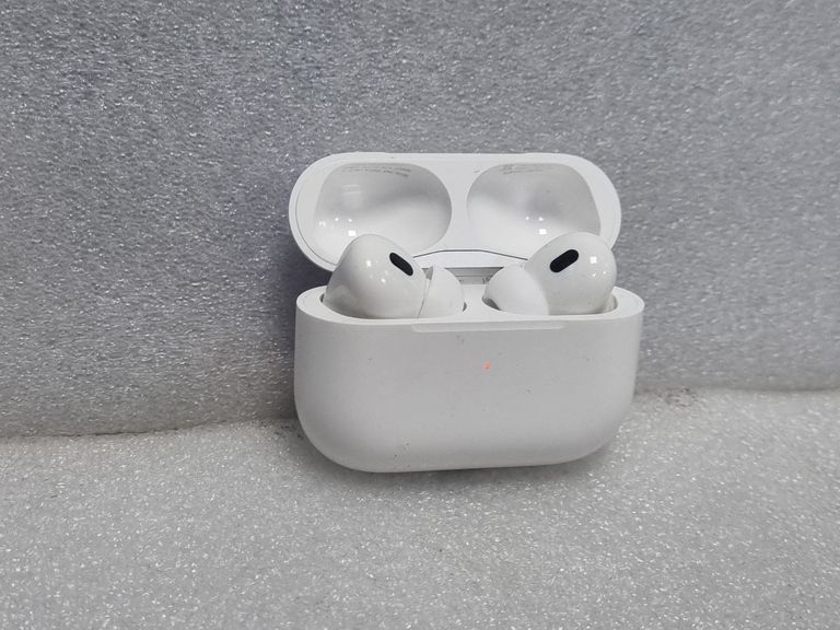 Купити Apple airpods pro 2nd generation with magsafe charging case usb-c Б/У
