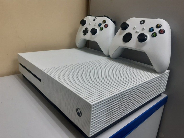 Купить Microsoft Xbox One S 500GB Б/У