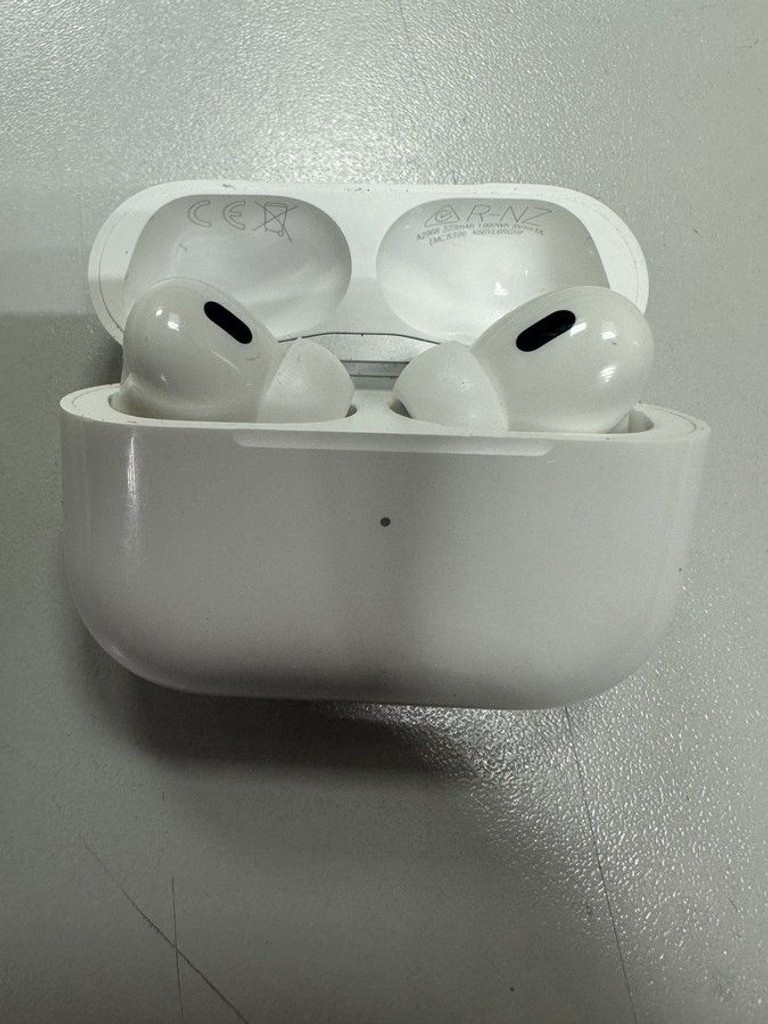 Купити Apple airpods pro 2nd generation with magsafe charging case usb-c Б/У