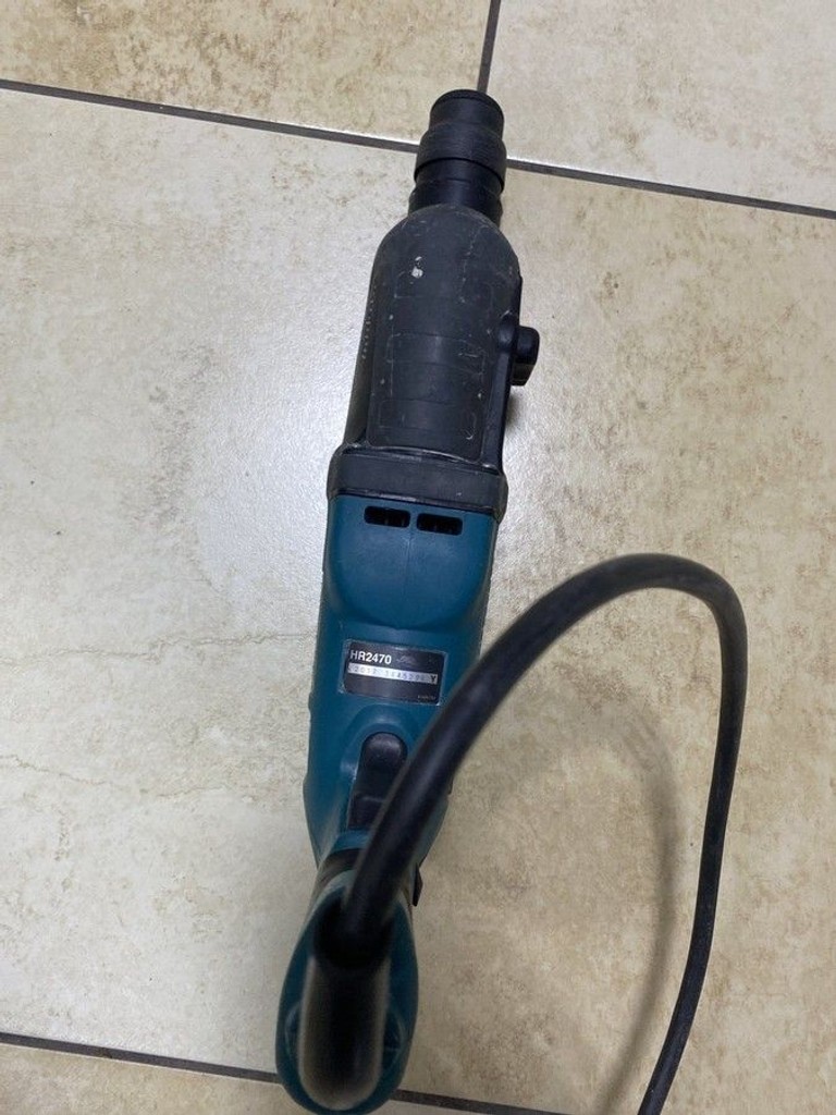 Дешево Makita HR2470 з ломбарду