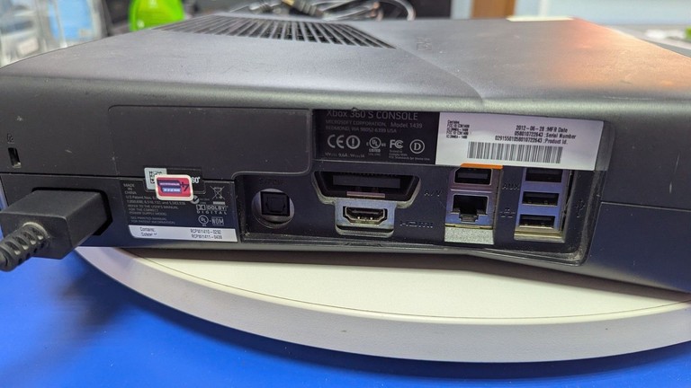 Microsoft xbox360 slim 250gb Код:01-201096399. Изображение 5