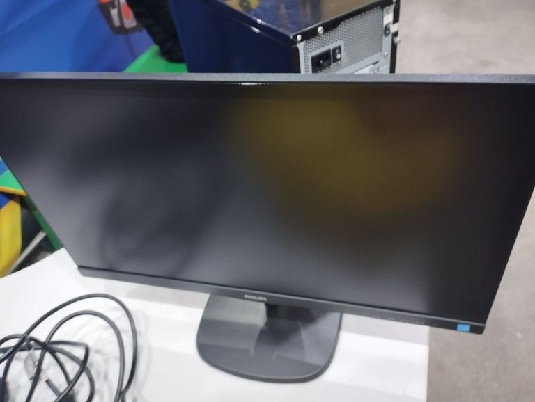 Дешиво Philips v-line 273v7qdsb/00 с ломбарда