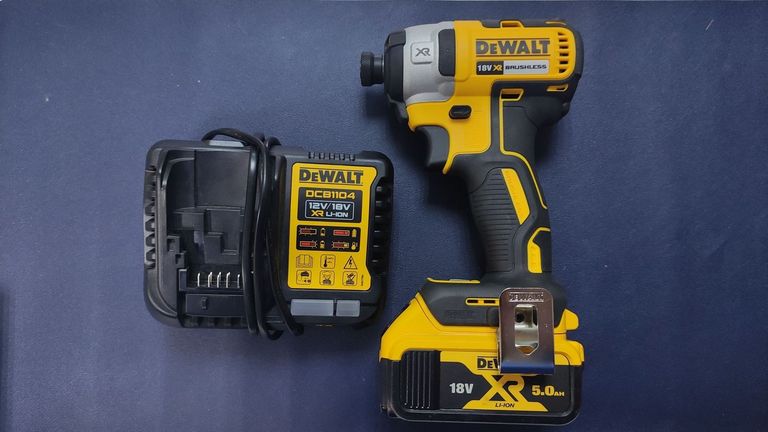 Купить Dewalt dcf809 1акб 5ah + зп Б/У