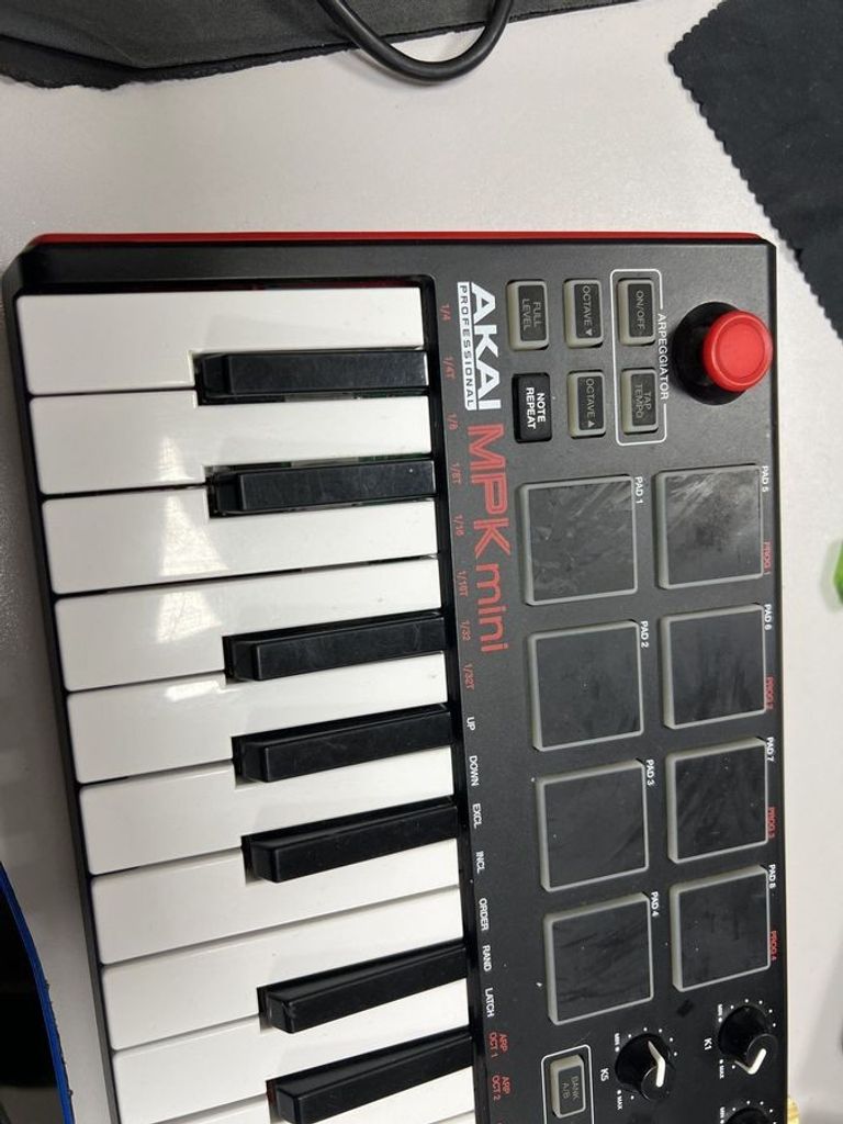 Оголошення AKAI MPK Mini Б/У