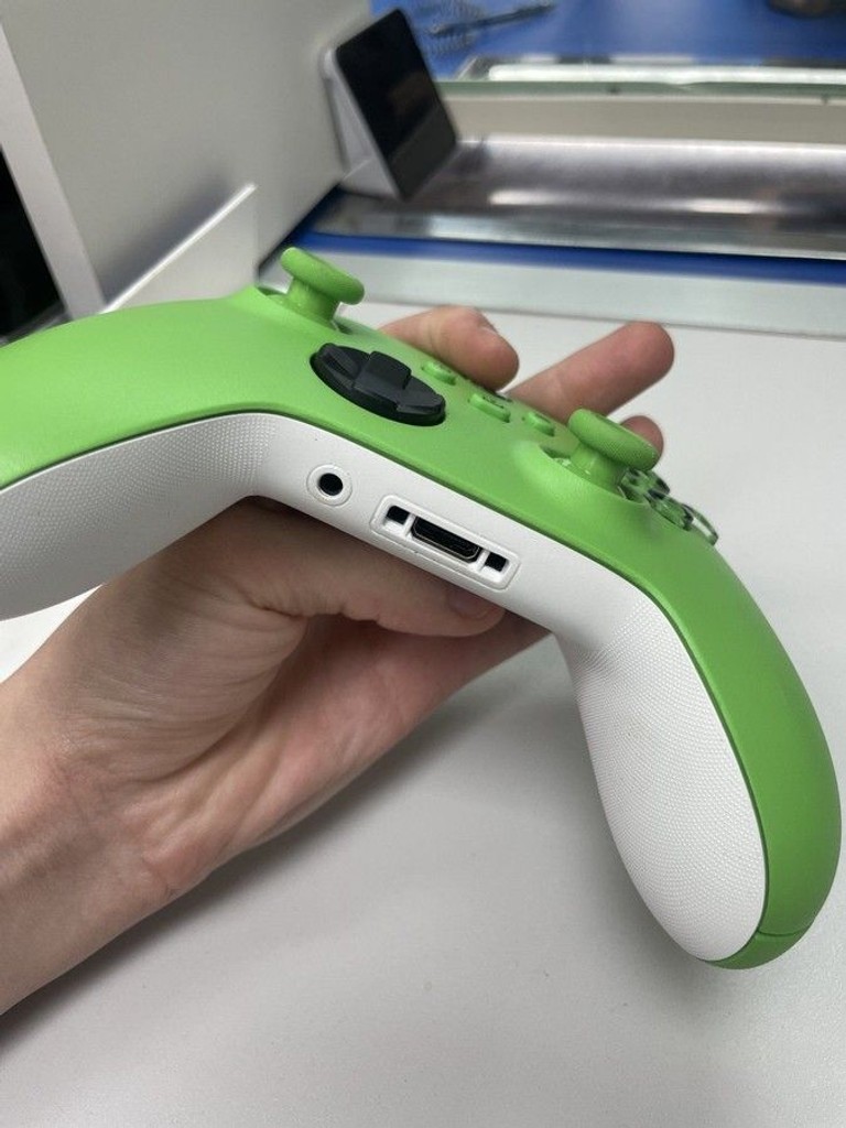 Дешево Microsoft xbox series x s wireless controller з ломбарду