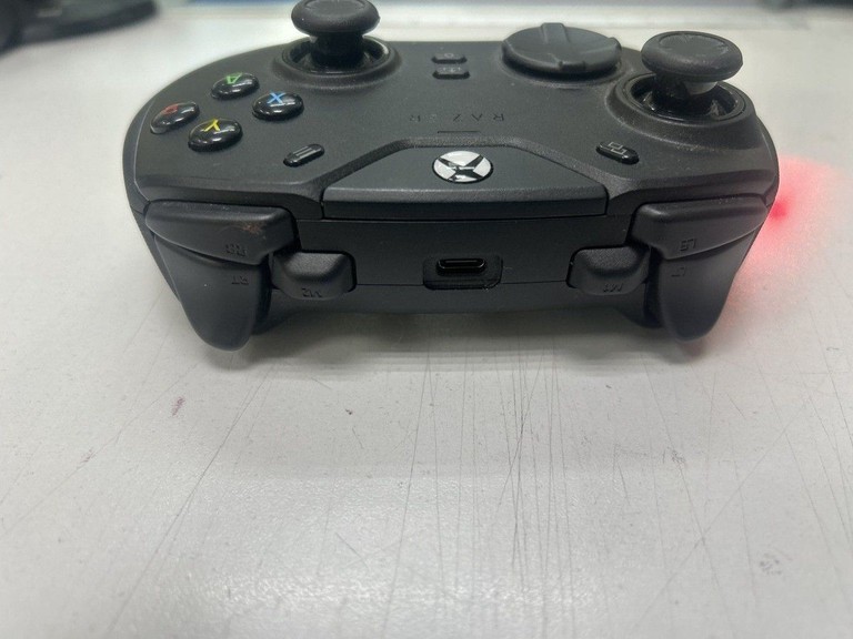 Дешево Razer Wolverine V2 Chroma Black (RZ06-04010100-R3M1) з ломбарду