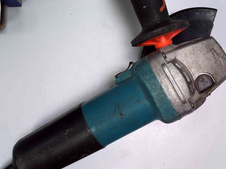 Дешево Makita 9555hn з ломбарду